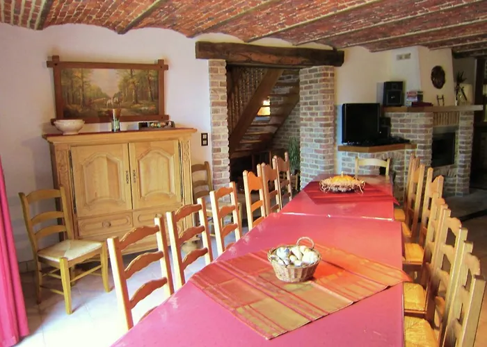 In Cul-des-sarts Near Forest 度假居