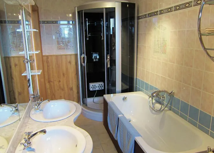 In Cul-des-sarts Near Forest 度假居